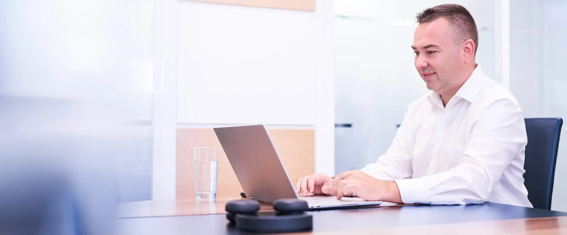 Wirtschaftsprüfer Thomas Leser bei der digitalen Arbeit am Laptop in seiner Kanzlei